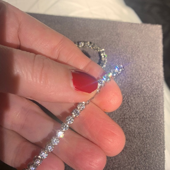 Absolutely stunning tennis necklace, extremely high quality sparkly stones.Must!